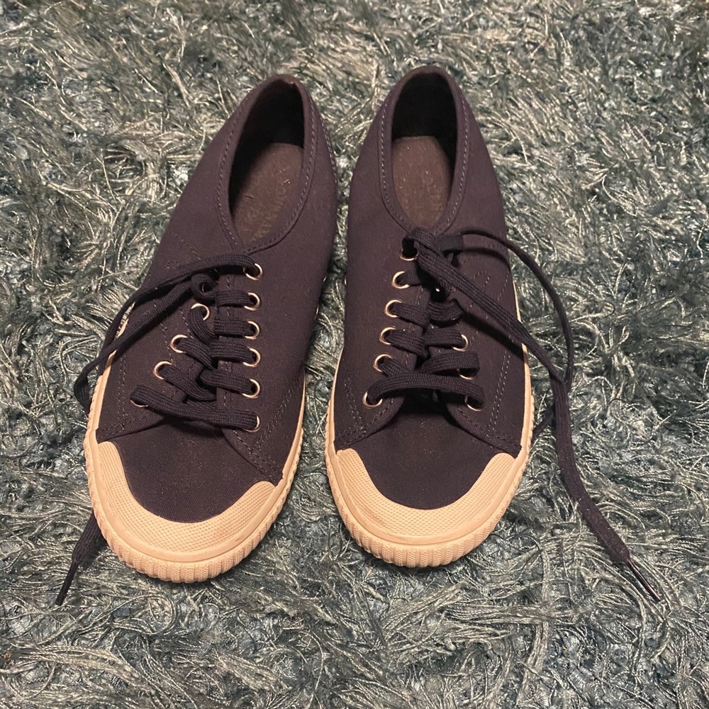 Tretorn navy sneaker